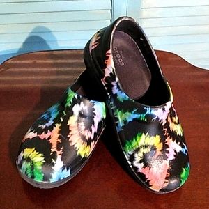 CROCS DUAL COMFORT TYE DYE CLOGS
